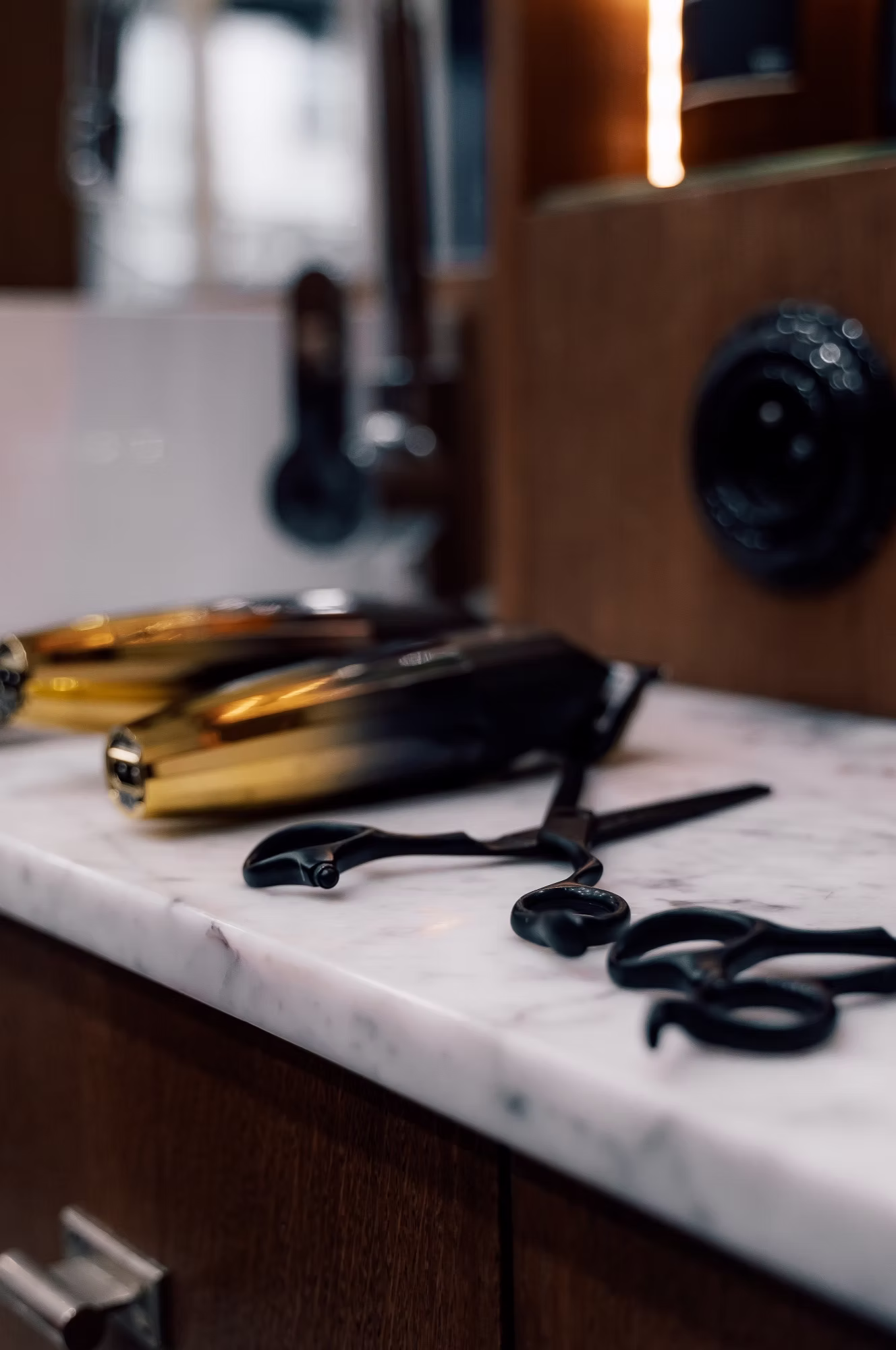 Holičské vybavení a interiér barbershopu Wokaar Studios v centru Brna